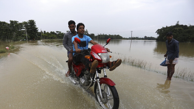 فيضانات ناجمة عن الأمطار الغزيرة تغرق مناطق بالهند وبنغلاديش