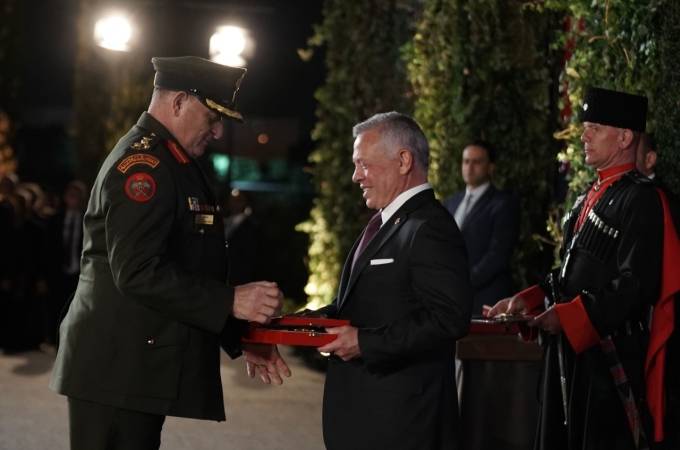 الملك ينعم على كوكبة من أبناء الأردن وبناته ومؤسستين وطنيتين بأوسمة ملكية ( صور )