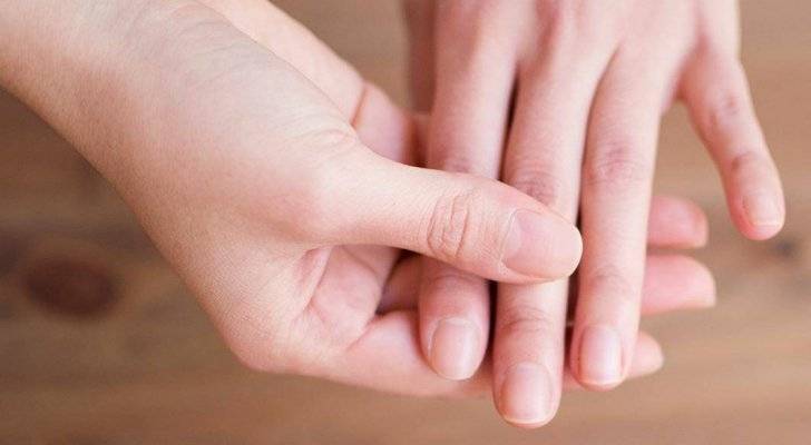 علامة غير عادية تظهر في أصابعك قد تدل على مرض خطير