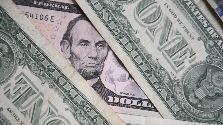 صحفي أمريكي يتوقع انهيار الدولار بسبب العقوبات ضد روسيا