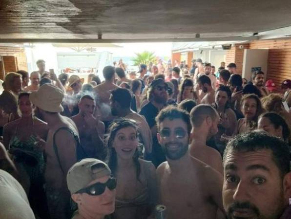 بعد رشقات صاروخية من غزة .. هروب المستوطنين من شواطئ تل أبيب