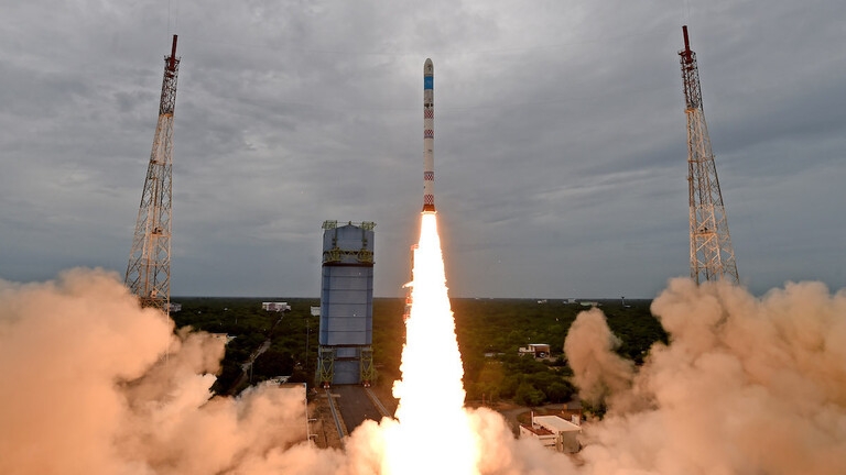 الهند تفشل في أول تجربة لإطلاق أقمار صناعية صغيرة إلى الفضاء