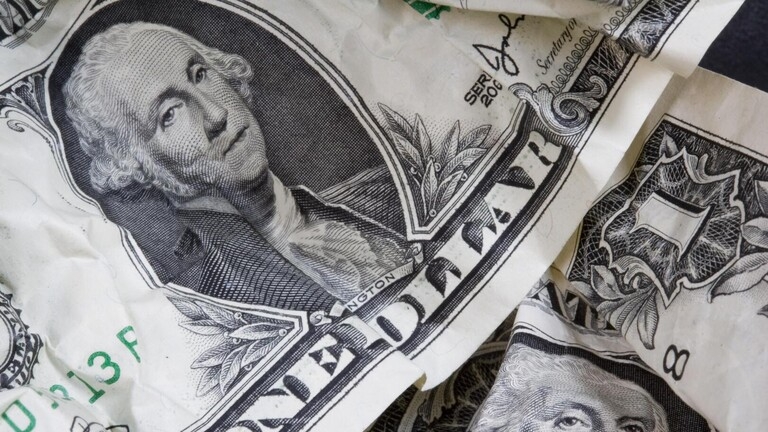 الدولار يصعد أمام الين الياباني ويتراجع مقابل الروبل الروسي