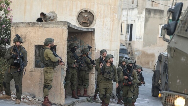 اعتقال 15 فلسطينيا في مداهمات لقوات الاحتلال الإسرائيلية