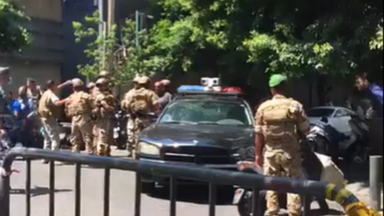 لبنان.. مواطن يحتجز مواطنين وموظفين بقوة السلاح في أحد البنوك (فيديو)