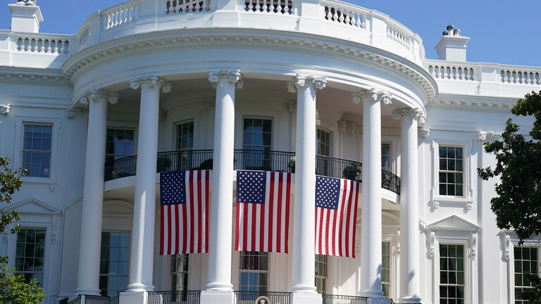 البيت الأبيض يصدر بيانا بخصوص عملية طعن الكاتب سلمان رشدي