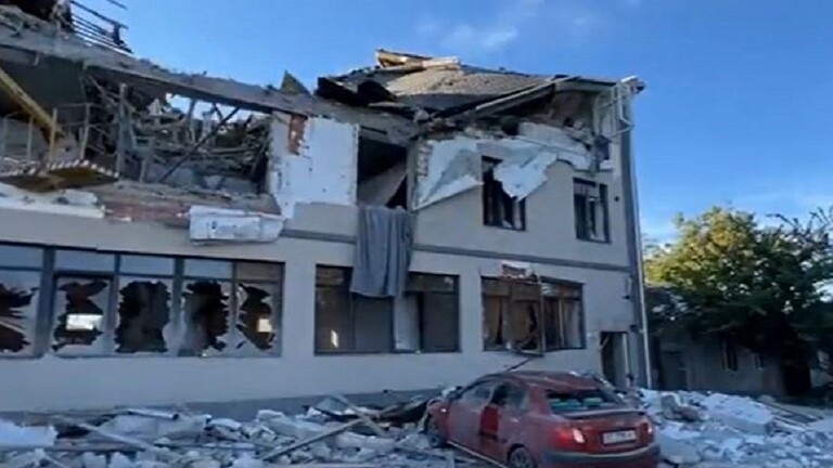 قتيلان بهجوم صاروخي أوكراني على فندق في خيرسون يقيم فيه فريق لـRT