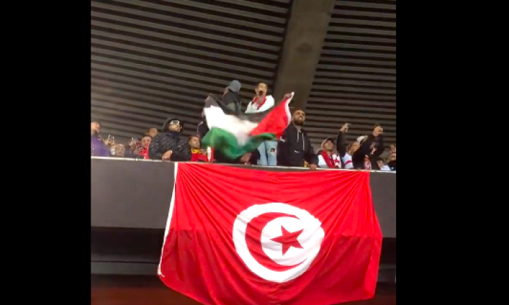 جدل حول محاولة الشرطة الفرنسية منع مشجعين تونسيين من رفع علم فلسطين (فيديو)
