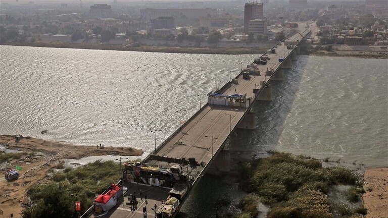 متظاهرون يجتاحون جسر الجمهورية وسط بغداد