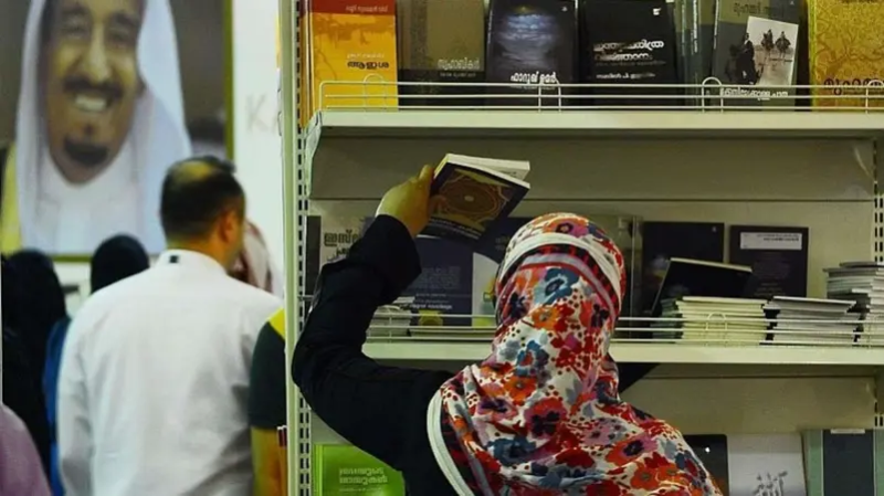 معرض الرياض للكتاب ينقل النقاشات للفضاء الإلكتروني