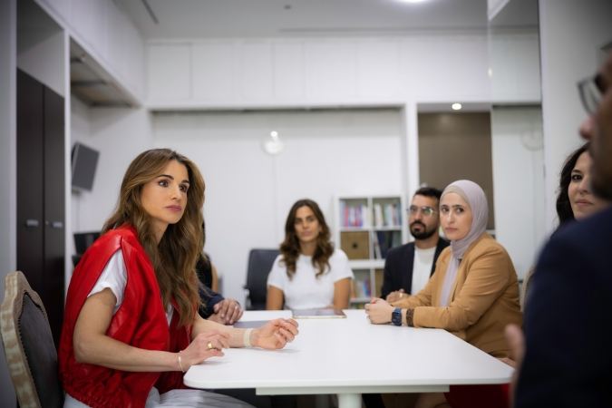 الملكة رانيا تلتقي العاملين في تطبيق ميكسي لتشبيك الحرفيات في التطريز والخياطة مع المصممين والمسوقين والزبائن