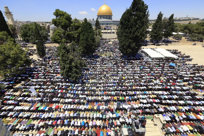 عشرات الآلاف يؤدون صلاة الجمعة في المسجد الأقصى المبارك