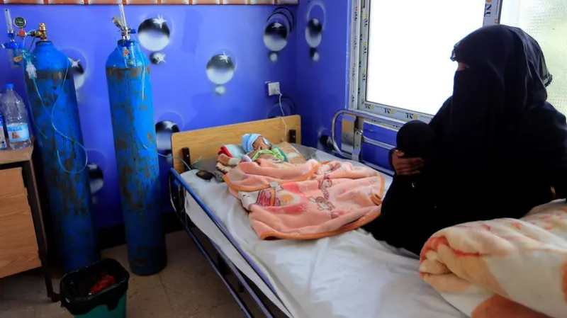 أم طفل قتل بإبرة السرطان في صنعاء: لا أتخيل حياتي بدونه