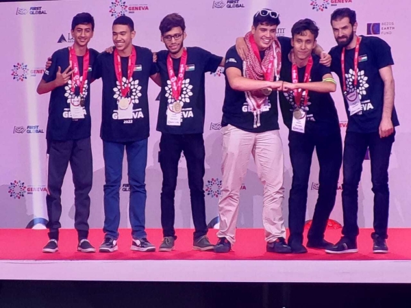 فريق أردني يحصل على الميدالية الذهبية بمسابقة روبوتكس