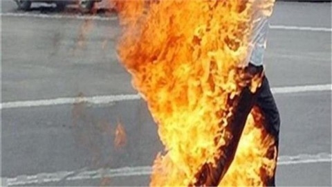حادثة مؤلمة.. مصري يُشعل النار بنفسه أمام مدرسة ابنه.. وزوجته تكشف السبب