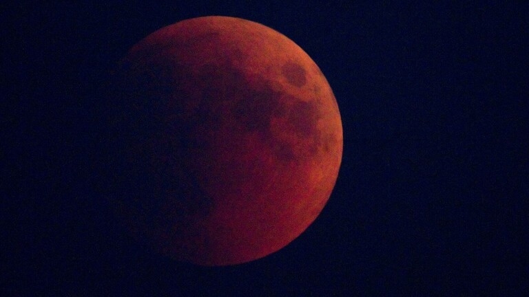 كشف سر ظهور القمر الأحمر في سماء موسكو
