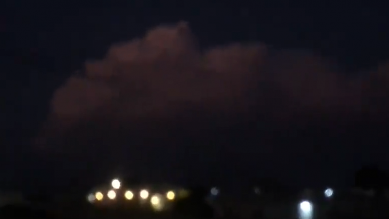 شاهد.. عاصفة رعدية بمنطقة باير شمال شرق الجفر.. (فيديو)