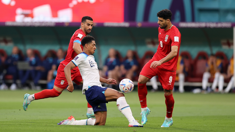 لماذا أضاف الحكم 14 دقيقة وقت ضائع في مباراة إيران وإنجلترا؟