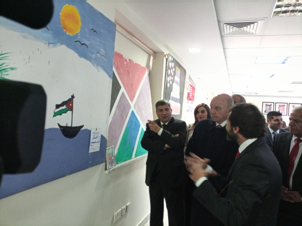 رئيس مجلس الاعيان يفتتح معرض لوحة الأمل في جامعة الزيتونة
