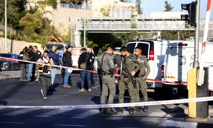 إصابة عدة إسرائيليين بانفجارين في القدس المحتلة – (فيديوهات)