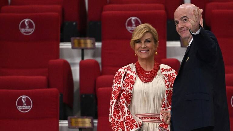 رئيسة كرواتيا السابقة تظهر بوشاح فلسطيني خلال مواجهة بلجيكا في مونديال قطر (فيديو)