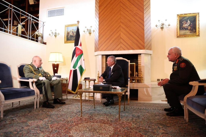 الملك يعقد لقاءات مع كبار المسؤولين الجزائريين