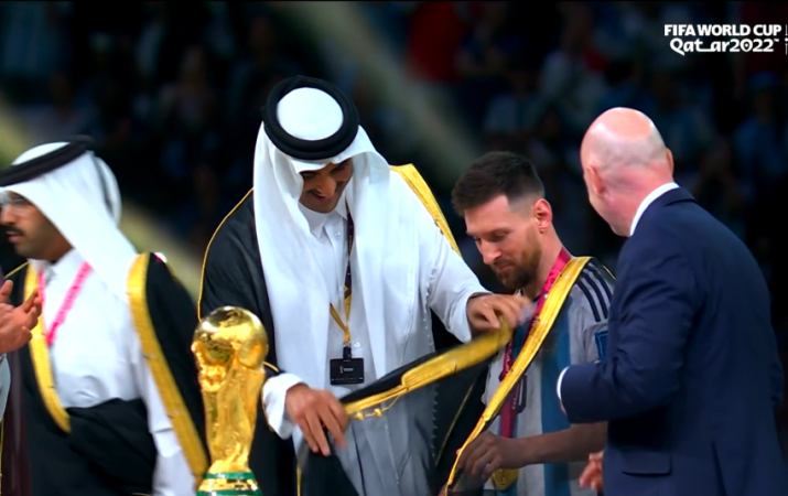 ميسي يرفع كأس العالم بهدية أمير دولة قطر (فيديو، صور)