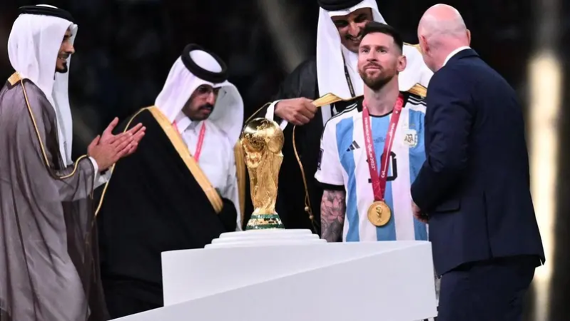 هذه تفاصيل عباءة  ميسي خلال تتويج منتخبه بكأس العالم