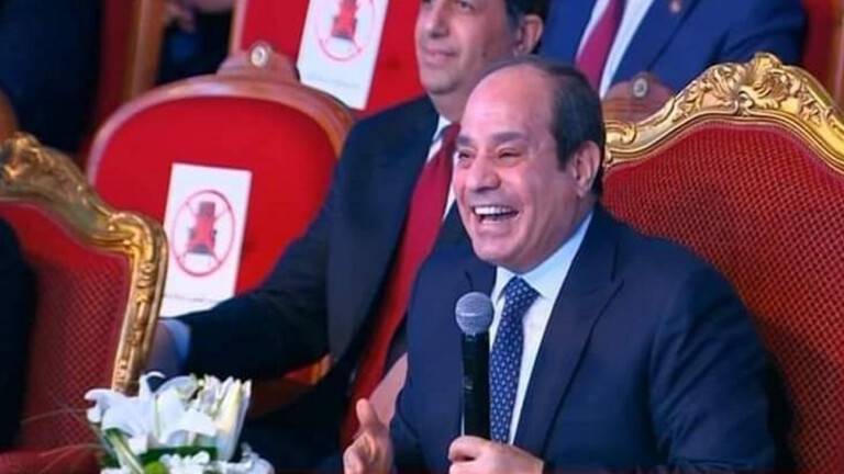 شاهد.. رد فعل السيسي بعدما طلب منه شاب إتاحة الفرصة له للعب للأهلي