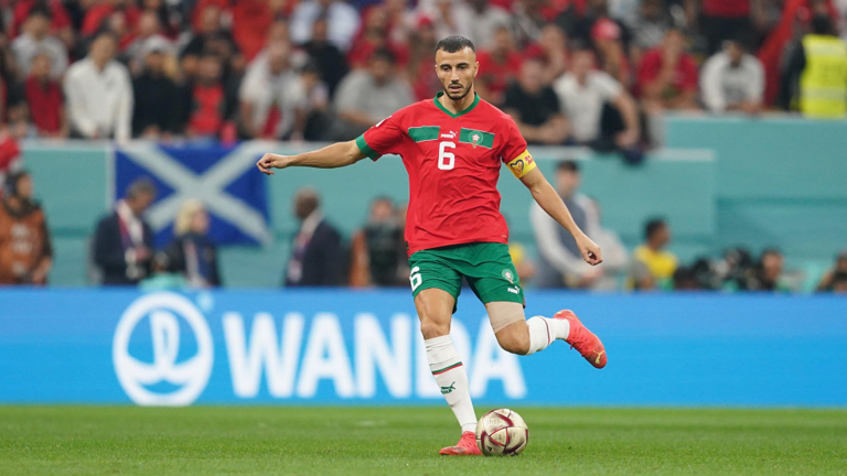 أول رد لقائد المنتخب المغربي على أنباء زواجه من فنانة شهيرة