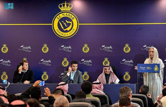 إدارة نادي النصر تقدِّم لاعبها رونالدو في حفل بمرسول بارك