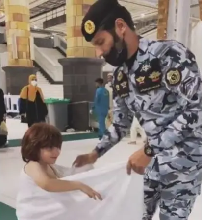 مشهد يأسر القلب.. رجل أمن يساعد طفلاً في المسجد الحرام