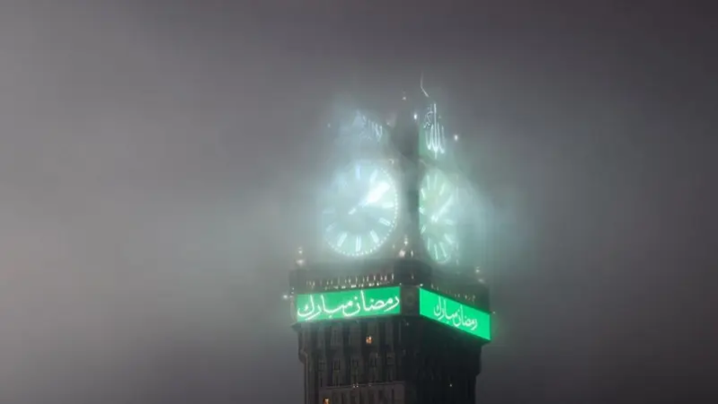 مشاهد مذهلة للغيوم تغطي برج الساعة في مكة