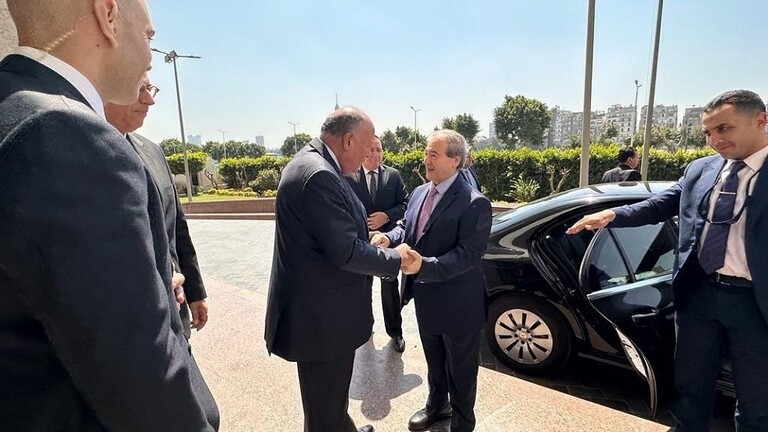 في زيارة هي الأولى منذ سنوات.. وزير الخارجية السوري يصل إلى القاهرة (صور)