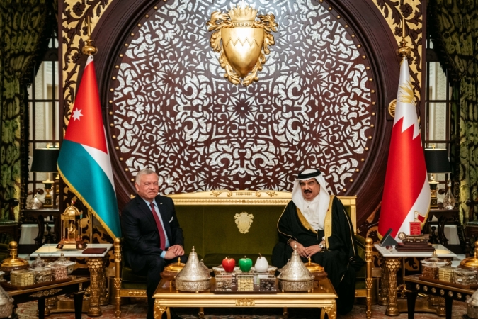 الملك يعقد لقاء مع العاهل البحريني