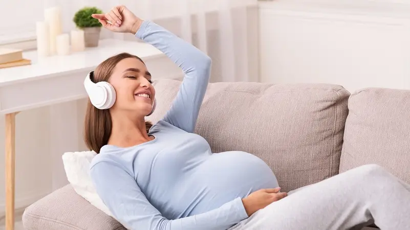غناء الأم الحامل يساعد جنينها على الكلام.. دراسة تكشف