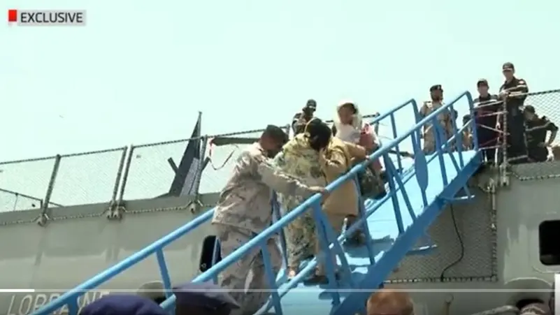 وصول الفرقاطة الفرنسية لورين لجدة على متنها 400 شخص قادمون من السودان