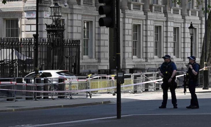 اصطدام سيارة بالبوابات الأمامية لمقر رئيس الوزراء البريطاني  (صور )