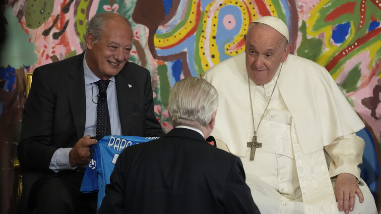 رئيس نادي نابولي يلتقي البابا فرنسيس ويقدم له هدية