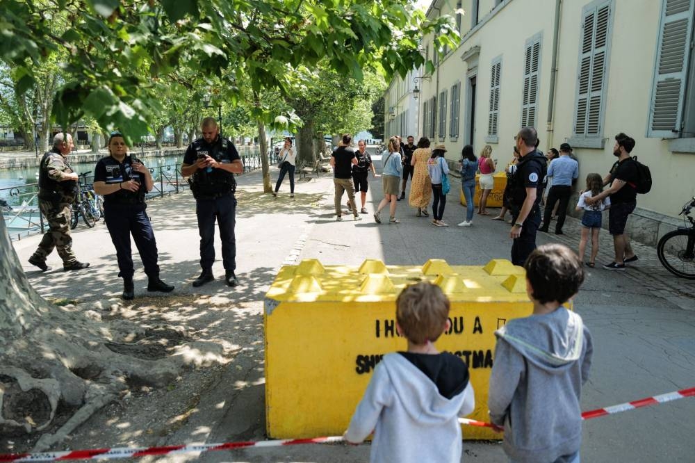حادثة مروعة.. لاجئ سوري يطعن 6 أطفال في دار حضانة بمدينة آنسي الفرنسية