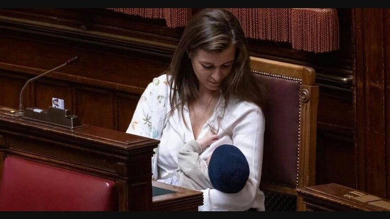 نائبة ترضع طفلها في إحدى جلسات البرلمان في هذه الدولة