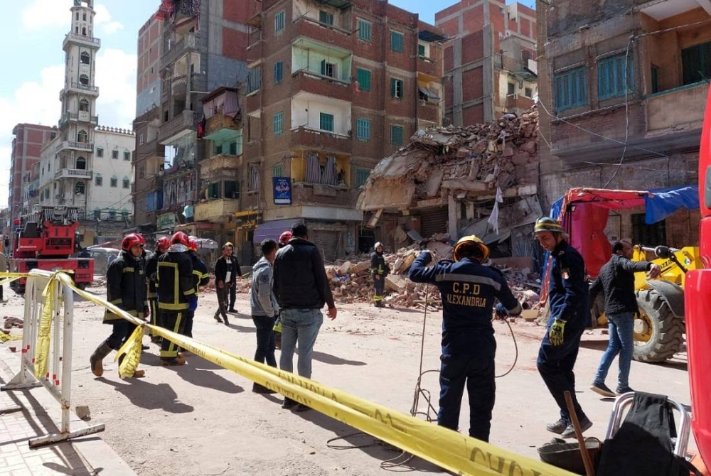انتشال 3 جثث من أسفل أنقاض العقار المنهار في الإسكندرية