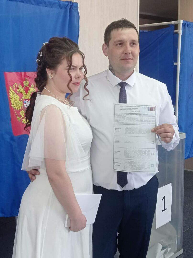 عرسان يستهلّون زفافهم بالتصويت في الانتخابات الرئاسية الروسية (صور)