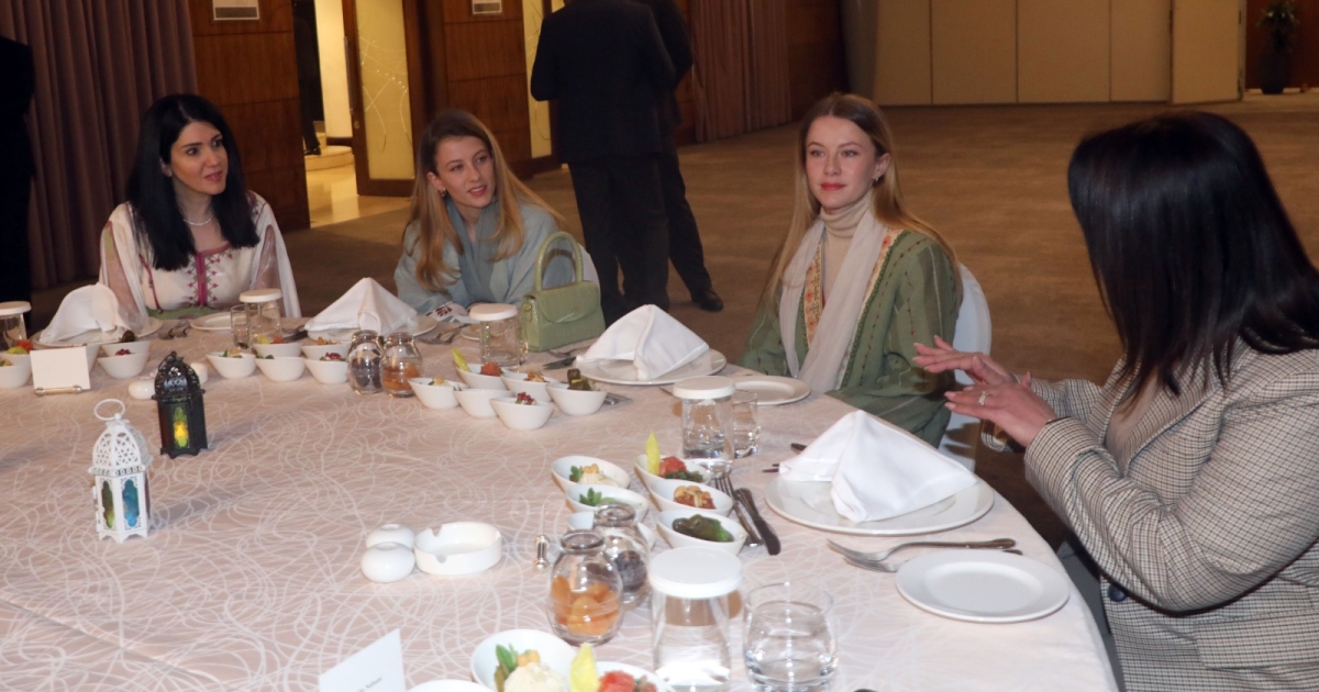الأميرتان سارة وعائشة  تشاركان أيتام وأسر عفيفة مأدبة افطار