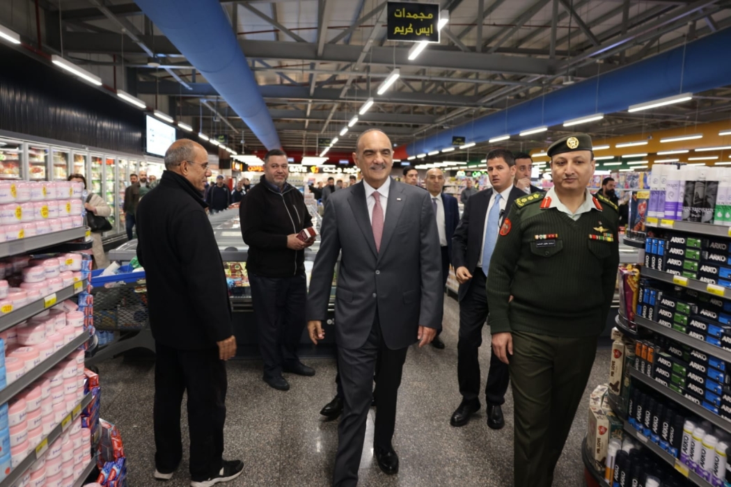 رئيس الوزراء يتفقَّد أسواق المؤسَّستين الاستهلاكيَّتين المدنيَّة والعسكريَّة في عين غزال وطارق