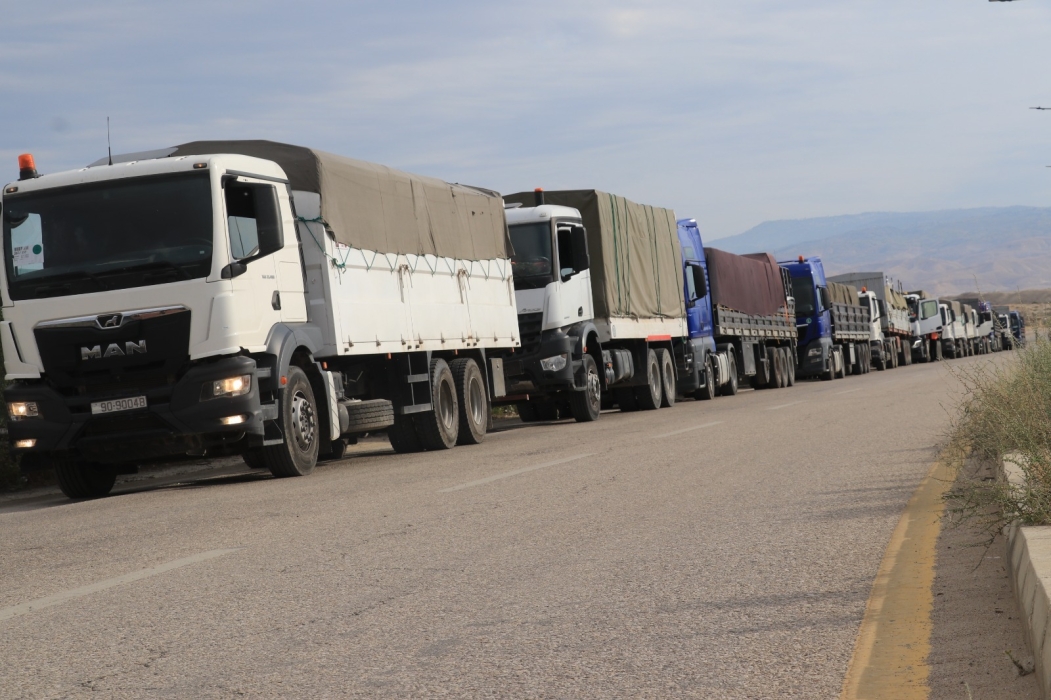القوات المسلحة تُرسل 25 شاحنة مساعدات إنسانية إلى قطاع غزة