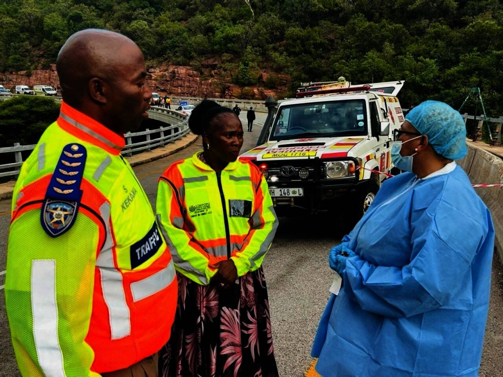 نجاة طفل.. 45 قتيلا سقطت حافلتهم من فوق جسر بجنوب أفريقيا