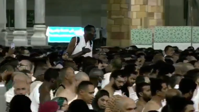 معتمر عملاق في الحرم المكي يثير تفاعلا كبيرا على السوشيال ميديا (فيديو)