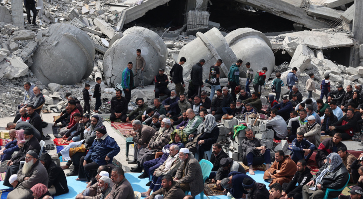 الغزيون يؤدون صلاة العيد فوق ركام المساجد