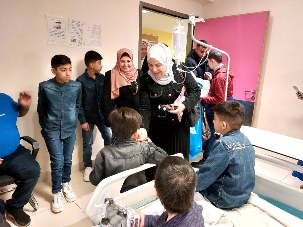 توزيع الهدايا على الأطفال المرضى بمستشفى الأميرة رحمة بمناسبة العيد